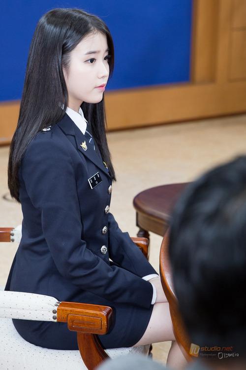 IU, ca sĩ IU, IU nhận chức hạ sĩ cảnh sát,IU chỉnh váy,thời trang sao hàn,sao Hàn