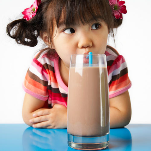 Uống sữa,trẻ uống sữa,vì sao nên cho trẻ uống sữa trước khi đi ngủ?