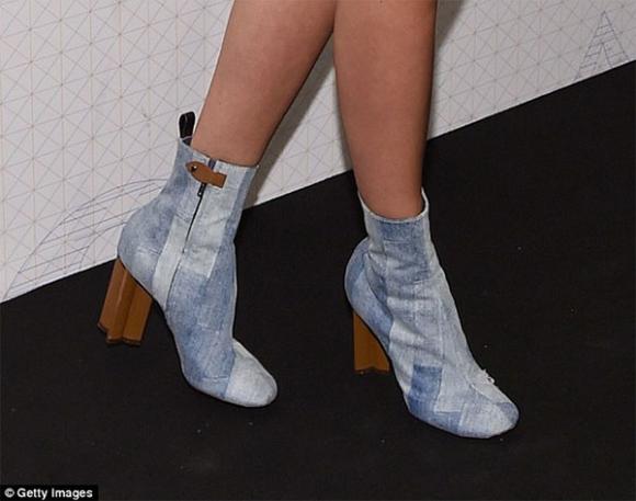 Miranda Kerr thời trang Louis Vuitton,Miranda Kerr giày denim,Miranda Kerr sành điệu,vợ chồng Miranda Kerr,sao hollywood
