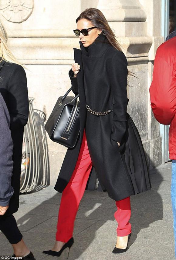 Victoria Beckham sành điệu,Victoria Beckham trên đường phố paris,con trai becks,vợ chồng vic,bé harper