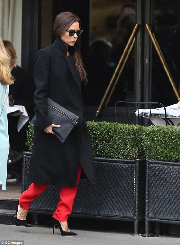 Victoria Beckham sành điệu,Victoria Beckham trên đường phố paris,con trai becks,vợ chồng vic,bé harper