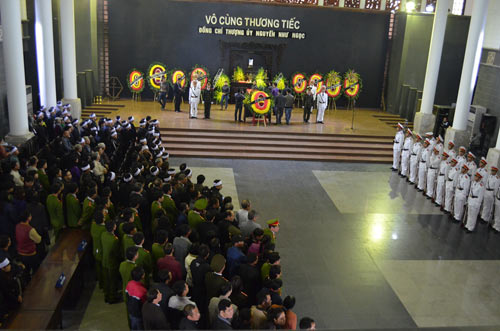 Thép rơi,vụ thép rơi chết người,thép rơi chết người: Gia đình khóc ngất trong lễ viếng