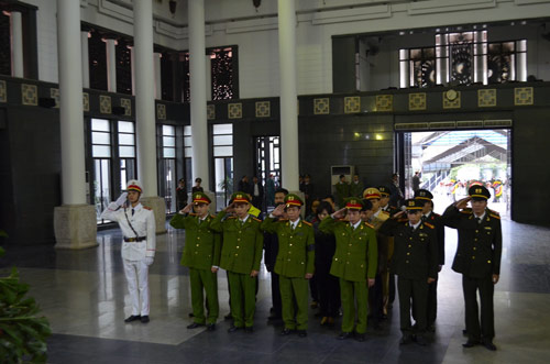 Thép rơi,vụ thép rơi chết người,thép rơi chết người: Gia đình khóc ngất trong lễ viếng