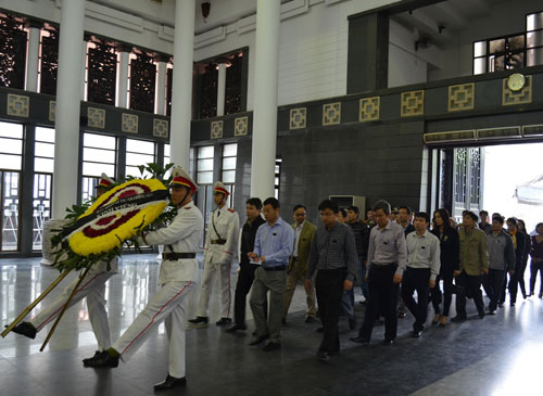 Thép rơi,vụ thép rơi chết người,thép rơi chết người: Gia đình khóc ngất trong lễ viếng