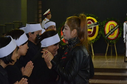 Thép rơi,vụ thép rơi chết người,thép rơi chết người: Gia đình khóc ngất trong lễ viếng