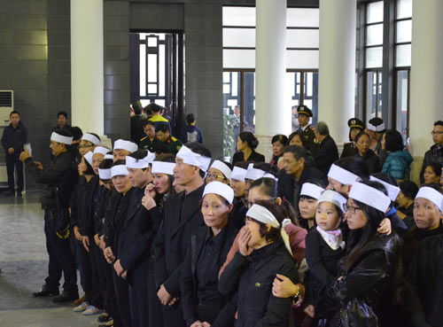 Thép rơi,vụ thép rơi chết người,thép rơi chết người: Gia đình khóc ngất trong lễ viếng