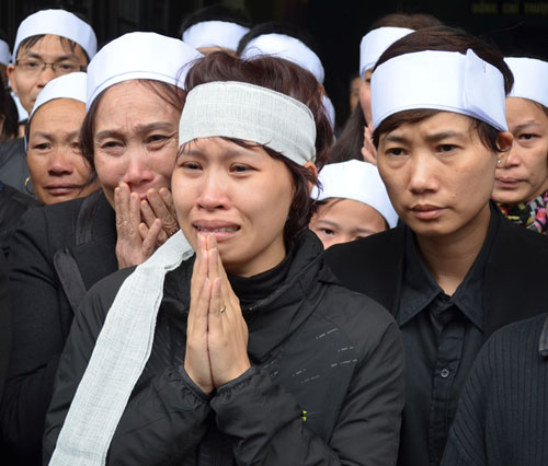 Thép rơi,vụ thép rơi chết người,thép rơi chết người: Gia đình khóc ngất trong lễ viếng