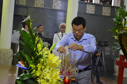Thép rơi,vụ thép rơi chết người,thép rơi chết người: Gia đình khóc ngất trong lễ viếng
