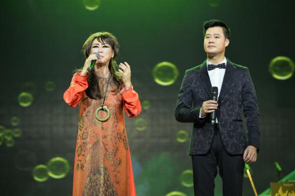 sao Việt, Thu Hoài, Hoa hậu Thu Hoài, Hoa hậu Thu Hoài trẻ trung đi nghe nhạc, Thu Hoài phụ giúp Lê Uyên tút tát nhan sắc, liveshow Lê Uyên