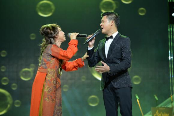 sao Việt, Thu Hoài, Hoa hậu Thu Hoài, Hoa hậu Thu Hoài trẻ trung đi nghe nhạc, Thu Hoài phụ giúp Lê Uyên tút tát nhan sắc, liveshow Lê Uyên