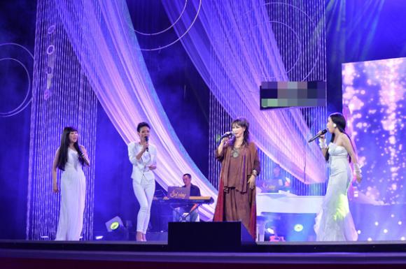 sao Việt, Thu Hoài, Hoa hậu Thu Hoài, Hoa hậu Thu Hoài trẻ trung đi nghe nhạc, Thu Hoài phụ giúp Lê Uyên tút tát nhan sắc, liveshow Lê Uyên
