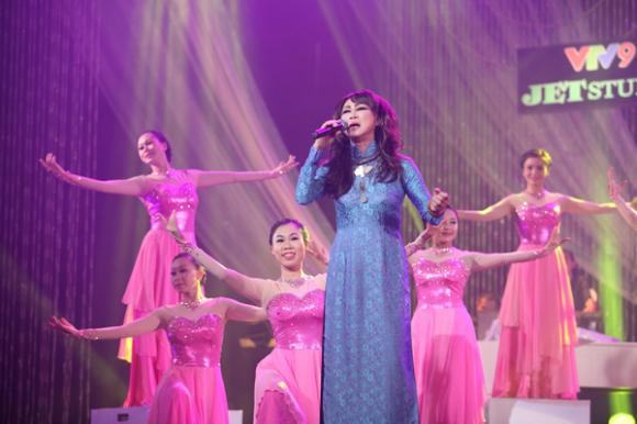 sao Việt, Thu Hoài, Hoa hậu Thu Hoài, Hoa hậu Thu Hoài trẻ trung đi nghe nhạc, Thu Hoài phụ giúp Lê Uyên tút tát nhan sắc, liveshow Lê Uyên