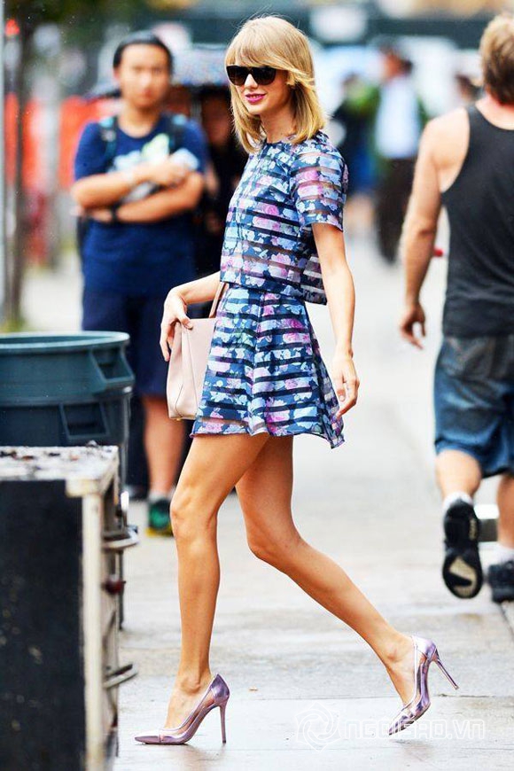 Tóc Tiên,Taylor Swift,Tóc Tiên đụng váy Taylor Swift,Tóc Tiên mặc đẹp hơn Taylor Swift,sao Việt đụng váy