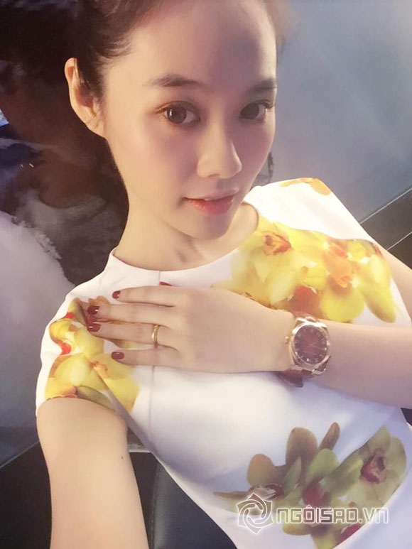 Linh Chi,Linh Chi đeo nhẫn ở ngón áp út,Linh Chi khoe đồng hồ mới,sao Việt đính hôn