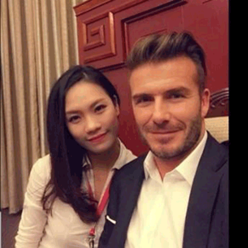 Cô gái,5 cô gái,5 cô gái bỗng nổi tiếng vì được chụp ảnh với sao