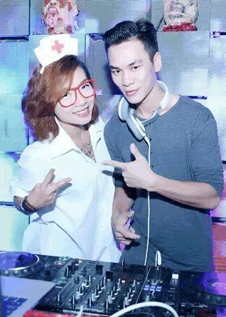 Cô gái,5 cô gái,5 cô gái bỗng nổi tiếng vì được chụp ảnh với sao