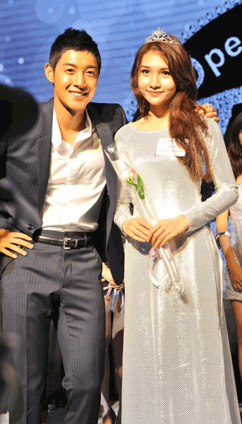 Cô gái,5 cô gái,5 cô gái bỗng nổi tiếng vì được chụp ảnh với sao