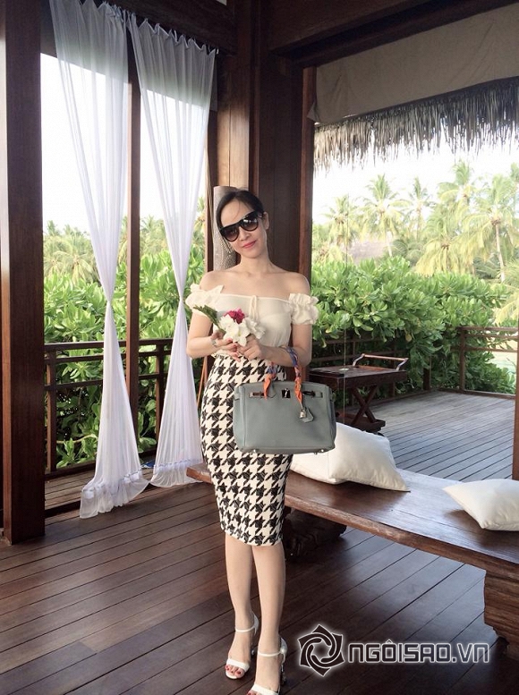 siêu mẫu Ngọc Bích khoe hàng hiệu, Ngọc Bích đính hôn với chồng đại gia, Ngọc Bích khoe ảnh hôn đàn ông lạ