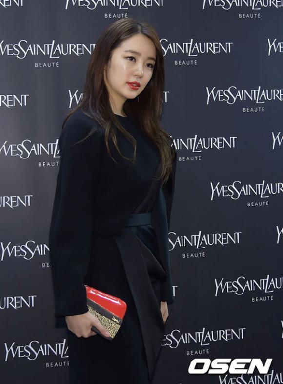 Yoon Eun Hye khoe da căng mịn, Yoon Eun Hye mặt béo tròn, thời trang của Yoon Eun Hye, Yoon Eun Hye thời trang Yves Saint Laurent Beauty