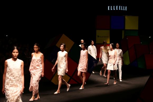 sao Việt, Hoàng Thùy, Quán quân Vietnam's Next Top Model. Hoàng Thùy làm vedette, Elle Fashion Show, NTK Nguyễn Hoàng Tú