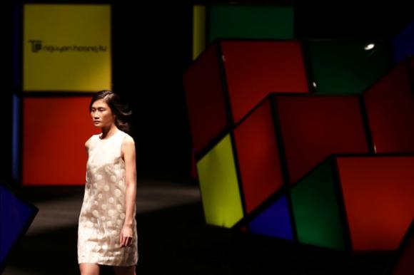 sao Việt, Hoàng Thùy, Quán quân Vietnam's Next Top Model. Hoàng Thùy làm vedette, Elle Fashion Show, NTK Nguyễn Hoàng Tú