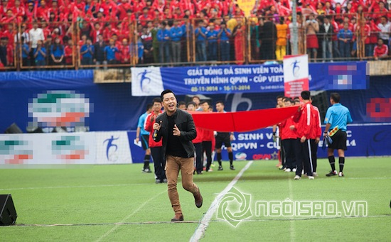 Tuấn Hưng, Tuấn Hưng hát cho cúp bóng đá sinh viên, Tuấn Hưng bị fans vây kín