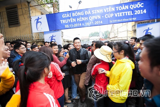 Tuấn Hưng, Tuấn Hưng hát cho cúp bóng đá sinh viên, Tuấn Hưng bị fans vây kín