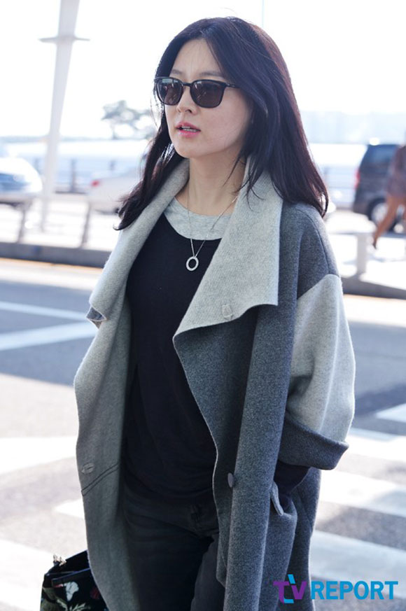 Lee Young Ae,sao Hàn,Lee Young Ae ở sân bay,nàng Dae Jang Geum,vẻ đẹp không tuổi của Lee Young Ae