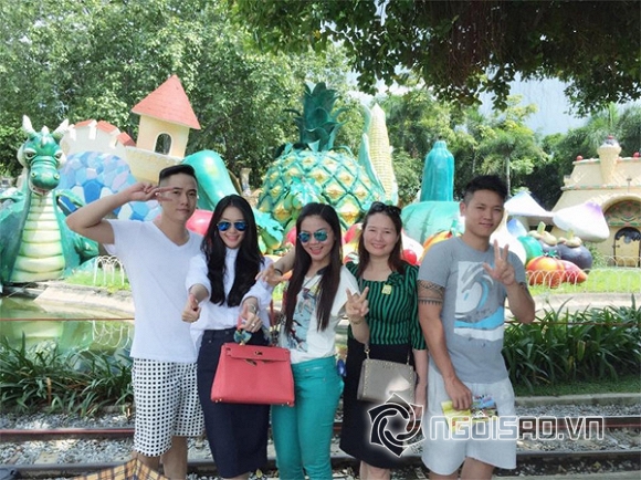 siêu mẫu Linh Chi khoe ảnh mẹ, Linh Chi chụp hình bên mẹ, Linh Chi khoe ảnh đi chơi với gia đình, Linh Chi và Ngọc Trinh