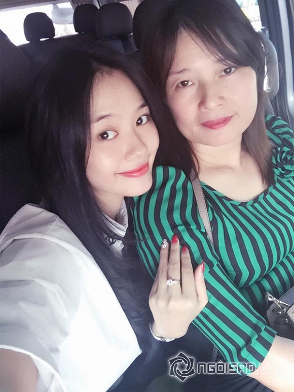 siêu mẫu Linh Chi khoe ảnh mẹ, Linh Chi chụp hình bên mẹ, Linh Chi khoe ảnh đi chơi với gia đình, Linh Chi và Ngọc Trinh