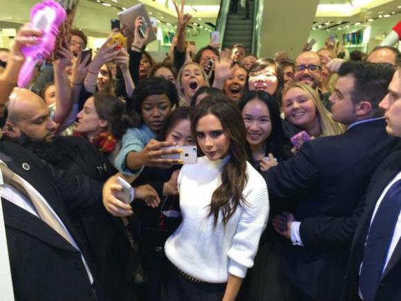 
Victoria Beckham gây sốt tại Manchester, Victoria Beckham sành điệu, gia đình Becks, con trai cả nhà Becks