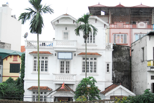 Nhà đẹp,nhà vườn,nhà vườn trắng tinh khôi nổi bật triền đê sông Hồng