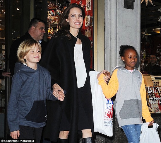 Shiloh, con gái Angelina Jolie, Angelina Jolie, con gái Jolie như con trai, con gái Jolie mặc đồ con trai 