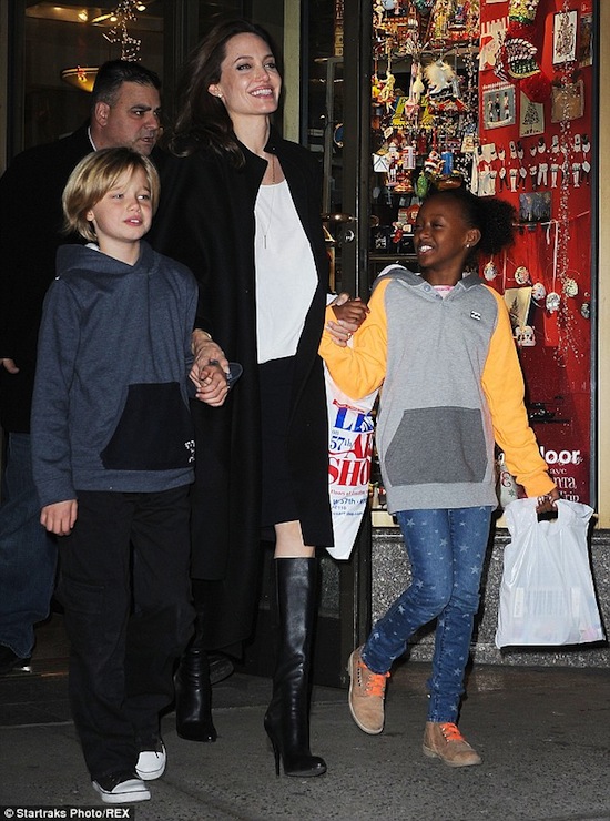 Shiloh, con gái Angelina Jolie, Angelina Jolie, con gái Jolie như con trai, con gái Jolie mặc đồ con trai 