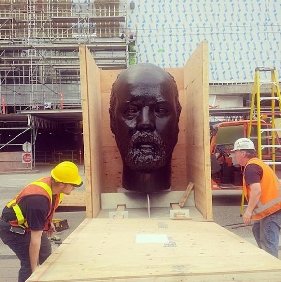 Bức tượng,bức tượng khổng lồ,bức tượng khổng lồ hình đầu người dính đầy kẹo cao su