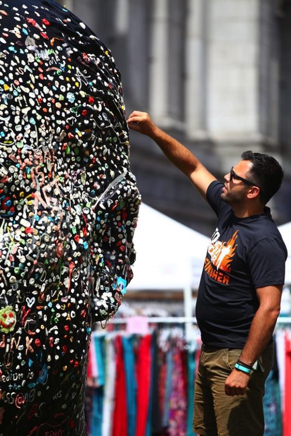 Bức tượng,bức tượng khổng lồ,bức tượng khổng lồ hình đầu người dính đầy kẹo cao su
