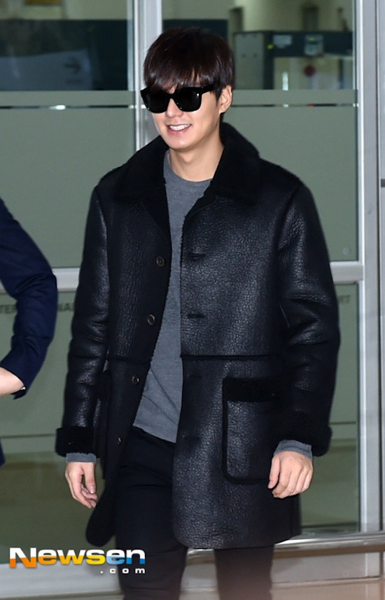 Lee Min Ho, Lee Min Ho thời trang, Lee Min Ho thời trang sân bay, Lee Min Ho bị fans bủa vây, Lee Min Ho thân thiện, Lee Min Ho cười 