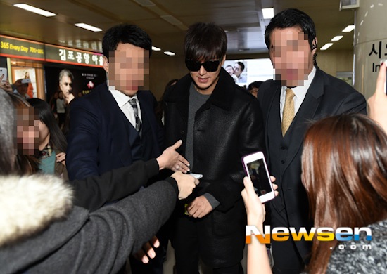 Lee Min Ho, Lee Min Ho thời trang, Lee Min Ho thời trang sân bay, Lee Min Ho bị fans bủa vây, Lee Min Ho thân thiện, Lee Min Ho cười 