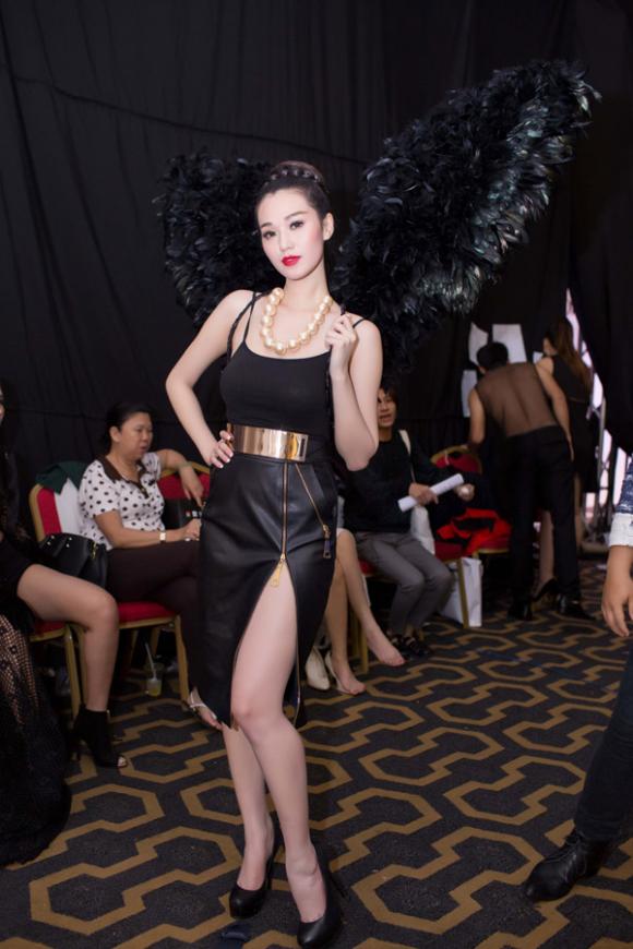 sao Việt, Khánh My, Mỹ nhân Sài Thành, Khánh My tái xuất sàn catwalk, Khánh My làm vedette, Khánh My đá đểu Ngọc Trinh