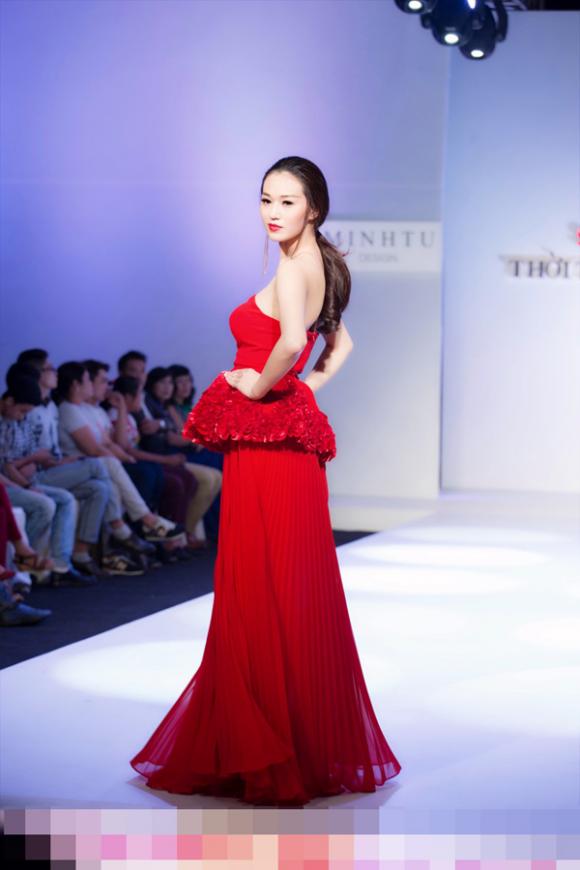 sao Việt, Khánh My, Mỹ nhân Sài Thành, Khánh My tái xuất sàn catwalk, Khánh My làm vedette, Khánh My đá đểu Ngọc Trinh