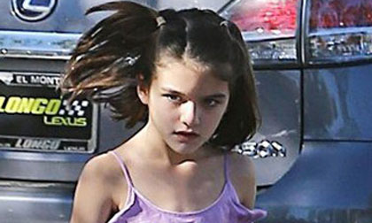 Suri Cruise,Suri Cruise mặc áo hồng rực,Suri Cruise đi chơi công viên với mẹ,Suri Cruise tươi tắn,Suri Cruise vui vẻ,Katie Holmes,Suri Cruise vui đùa trong công viên,Suri Cruise chơi trượt băng,sao Ho