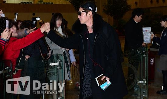 Lee Jun Ki, diễn viên Lee Jun Ki, Lee Jun Ki thời trang sân bay, Lee Jun Ki mặt bóng nhẫy, thời trang Lee Jun Ki 