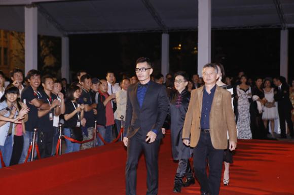 sao Việt, diễn viên Trung Dũng, Trung Dũng thừa nhận giới tính, Trung Dũng lịch lãm trên thảm đỏ, Liên hoan phim quốc tế Hà Nội lần 3
