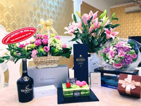 Đăng Khôi tổ chức sinh nhật, vợ chồng Đăng Khôi Thủy Anh, Đăng Khôi được tặng hoa quà ngày sinh nhật