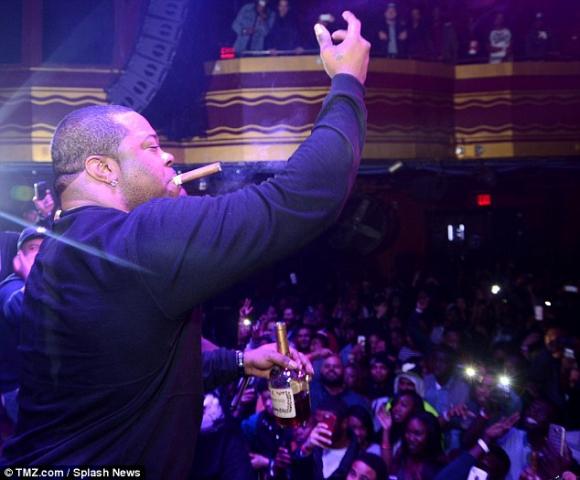 Rapper Mỹ bị ngã, Busta Rhymes, Busta Rhymes, sao gặp sự cố trên sàn diễn