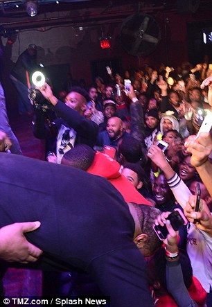 Rapper Mỹ bị ngã, Busta Rhymes, Busta Rhymes, sao gặp sự cố trên sàn diễn