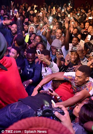 Rapper Mỹ bị ngã, Busta Rhymes, Busta Rhymes, sao gặp sự cố trên sàn diễn