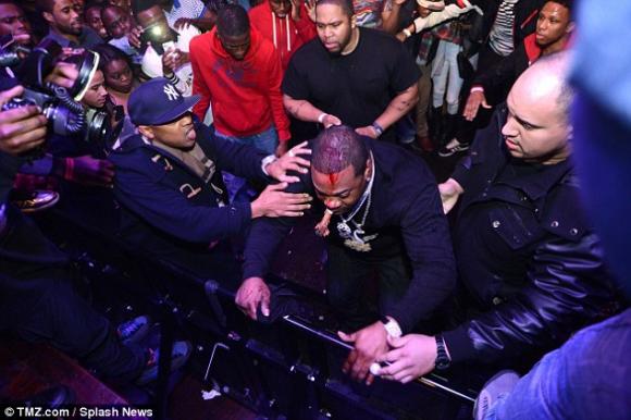Rapper Mỹ bị ngã, Busta Rhymes, Busta Rhymes, sao gặp sự cố trên sàn diễn