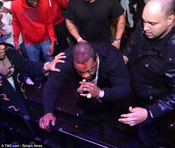 Rapper Mỹ bị ngã, Busta Rhymes, Busta Rhymes, sao gặp sự cố trên sàn diễn