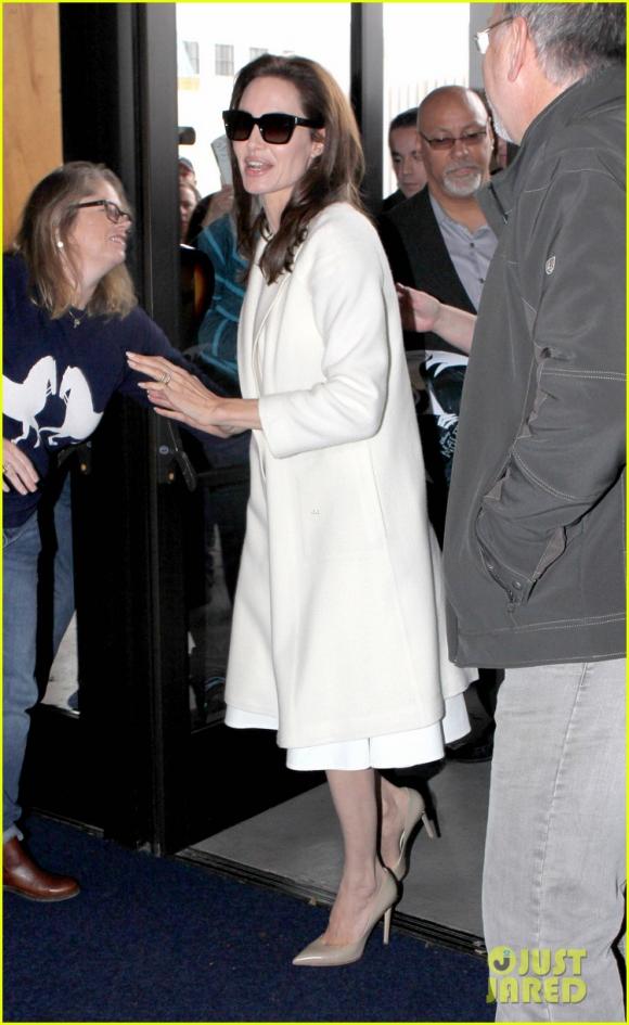 Angelina Jolie, Brad Pitt, Angelina Jolie cãi nhau với chồng, Unbroken, phim mới của Angelina Jolie